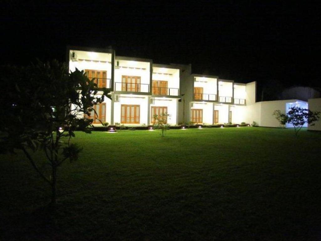 Ruins Chaaya Hotel Polonnâruvâ Extérieur photo