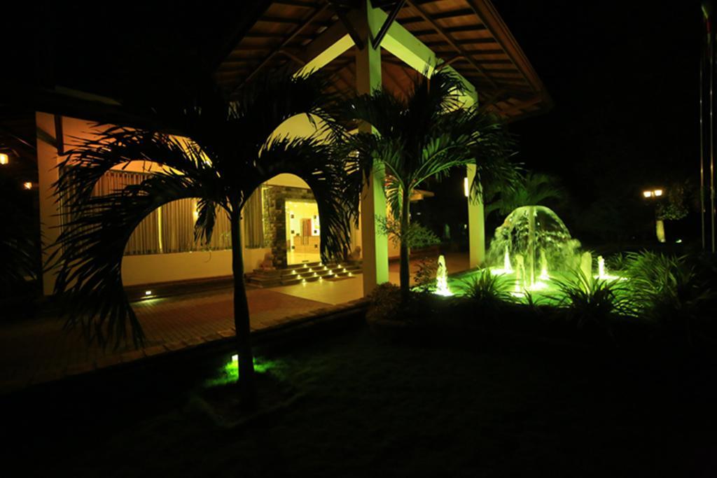 Ruins Chaaya Hotel Polonnâruvâ Extérieur photo